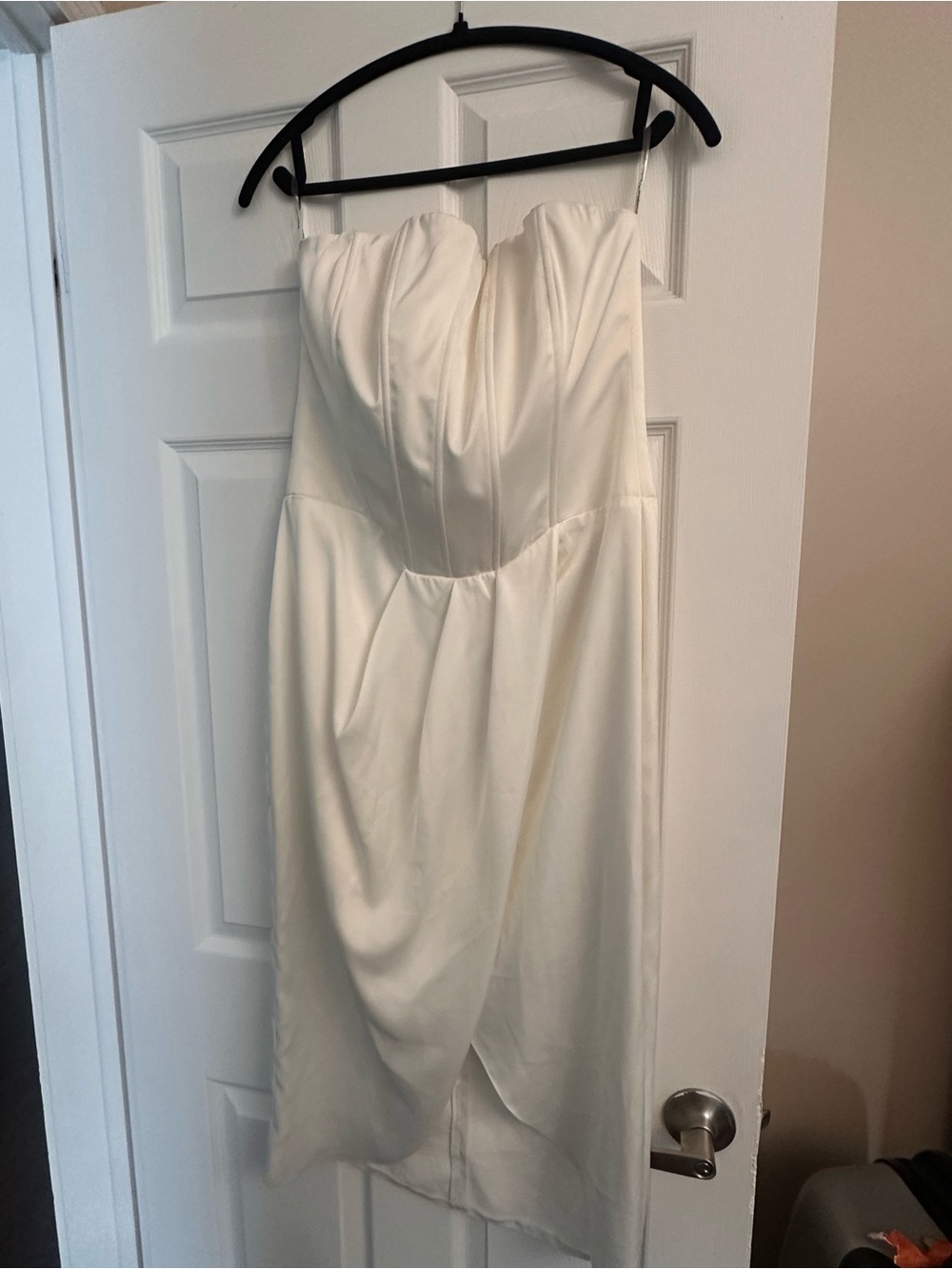 Classic Strapless White Cocktail Dress with Sweetheart Bodice